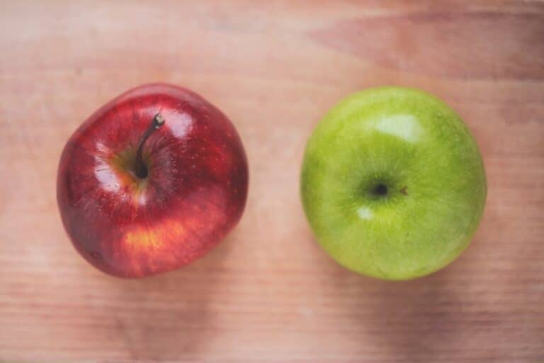 Red and green apples side by side representing the difference between anxiety and depression
